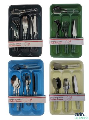 quatre plateaux en plastique de couleurs différentes, contenant chacun des fourchettes et des cuillères