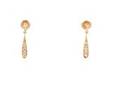 une paire de boucles d'oreilles en diamant sur fond blanc