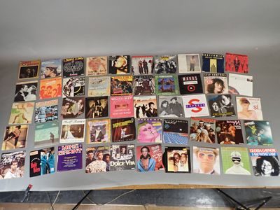 une table sur laquelle sont posés de nombreux CD