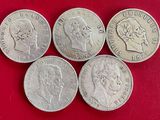 quatre pièces britanniques différentes sur un fond rouge