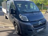 une camionnette noire garée sur le bord de la route