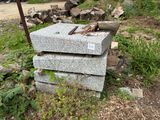 un tas de pierres posé par terre à côté d'un panneau de signalisation