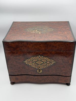 une vieille boîte en bois avec un motif décoratif sur le couvercle