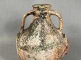 un vase posé sur une table
