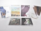 de nombreux livres posés sur une table blanche