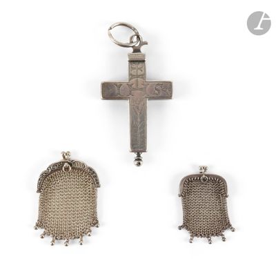 un gros plan sur une croix et un sac en cotte de mailles