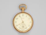 une vieille montre de poche en or avec des chiffres romains sur le cadran