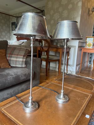 deux lampes posées sur une table dans un salon