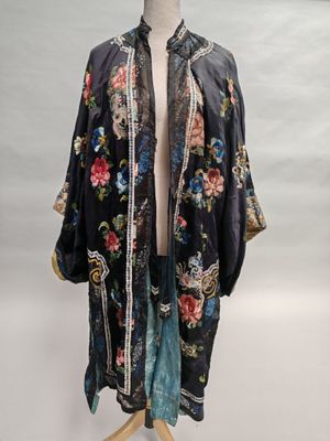 un kimono en soie noire orné d'un motif floral