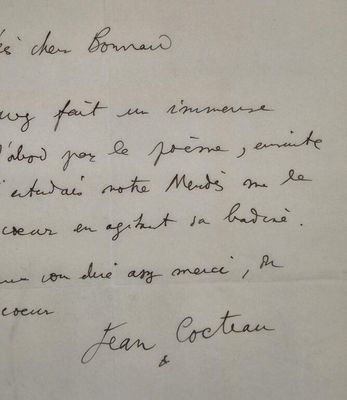 un gros plan d'un morceau de papier sur lequel on a écrit