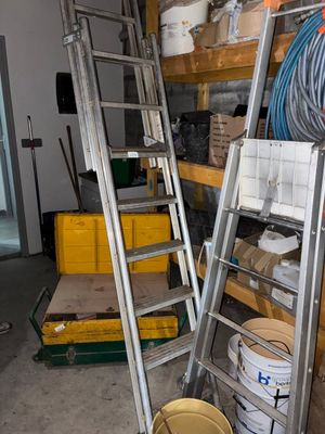 une échelle appuyée contre un mur dans un garage