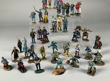 un grand nombre de figurines sur une table