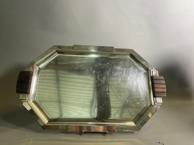 un petit miroir posé sur une table près d'un mur
