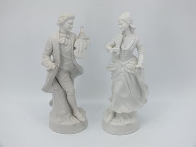 une paire de figurines en porcelaine blanche représentant un homme et une femme