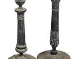 paire de bougeoirs anciens, noirs et blancs, ornés de motifs élaborés