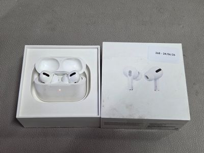 Des AirPods d'Apple sont posés dans une boîte sur une table