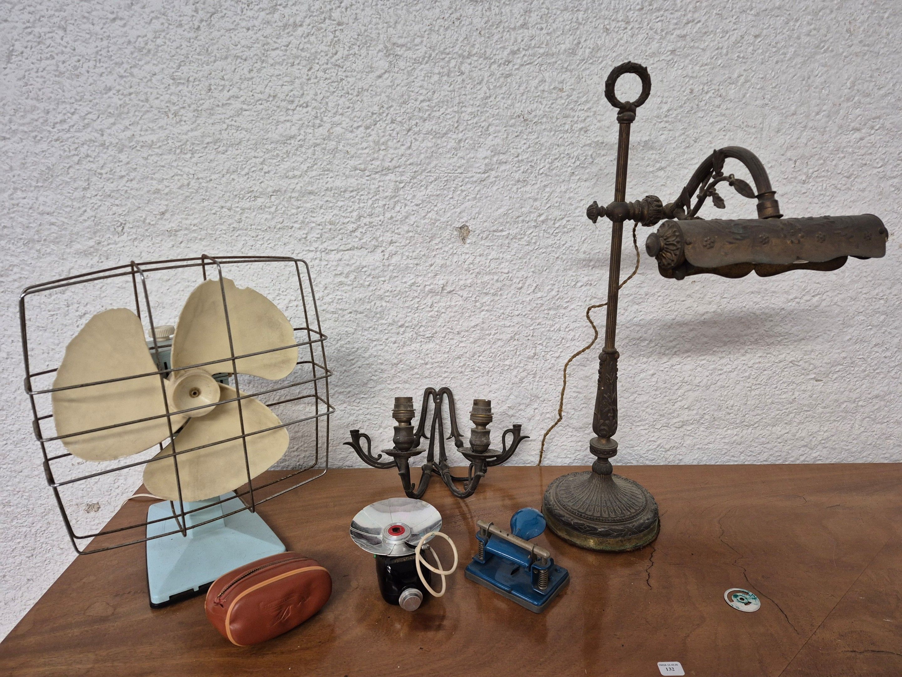 Lot comprenant 1 lampe en métal de style Art Nouveau à décor…