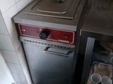 une image d'une cuisine avec une cuisinière et un évier