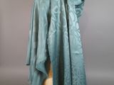 une photo d'une écharpe bleue sur un mannequin