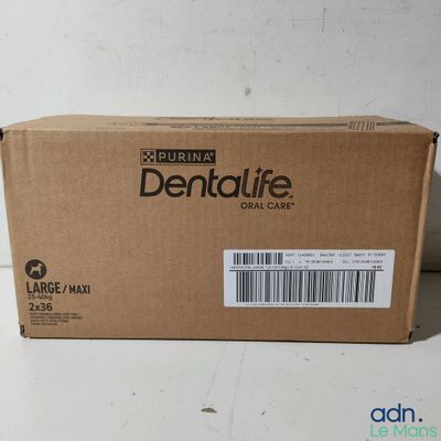 une boîte de produits d'hygiène dentaire posée sur un plan de travail