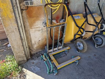 un petit chariot avec un diable à côté