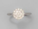 une bague en or blanc sertie d'un bouquet de diamants
