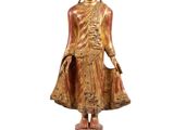 statue en bois représentant un Bouddha debout sur un socle, sur fond blanc