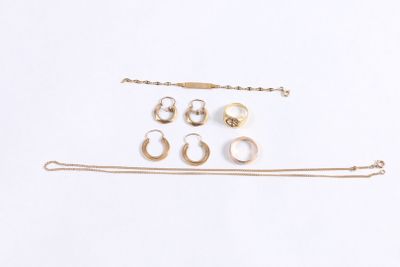 un assortiment de bijoux en or et en argent, comprenant une chaîne, des boucles d'oreilles et une paire de boucles d'oreilles