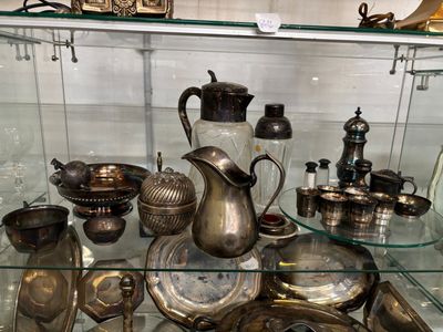 une vitrine remplie d'objets anciens en argent
