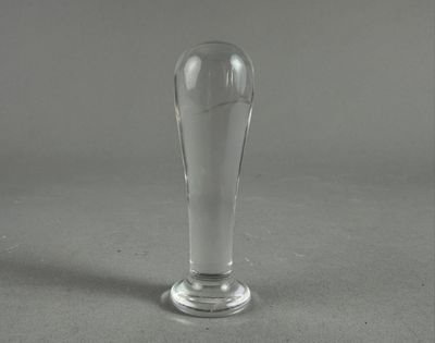 une photo d'un vase en verre transparent posé sur une table