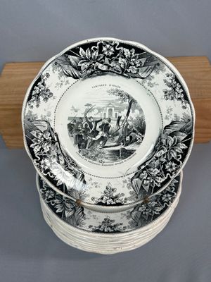 quatre assiettes en noir et blanc ornées de motifs en noir et blanc