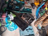 un tas d'objets divers éparpillés sur le sol d'une pièce