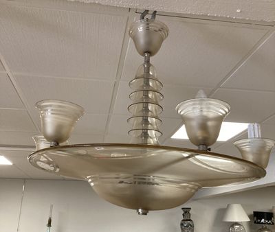 un lustre composé de bols et de tasses en verre suspendus au plafond