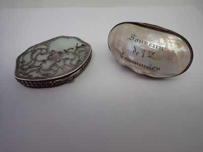 Lot comprenant un porte chapelet en nacre et un porte monnaie de commu - Photo 1