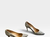 une paire de chaussures pour femme sur fond blanc
