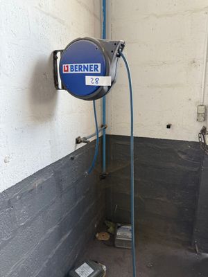 une affiche bleue et blanche accrochée au mur d'une salle de bains