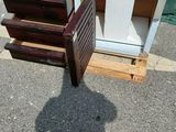 un réfrigérateur et un micro-ondes posés à même le sol
