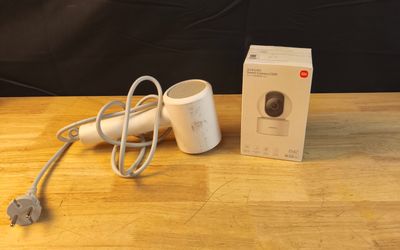 une boîte de télécommandes Wii posée sur une table