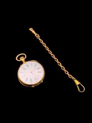un gros plan d'une montre de poche en or avec une chaîne, sur fond noir
