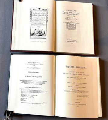 deux livres ouverts posés l'un à côté de l'autre sur une table