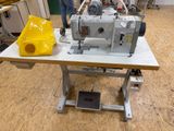 une machine à coudre posée sur une table