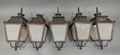 trois luminaires à l'ancienne fixés au mur
