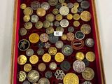 une vitrine contenant de nombreuses pièces de monnaie