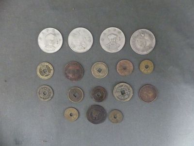 un lot de pièces de monnaie posées sur une table