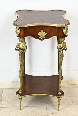 une petite table en bois surmontée d'une étagère