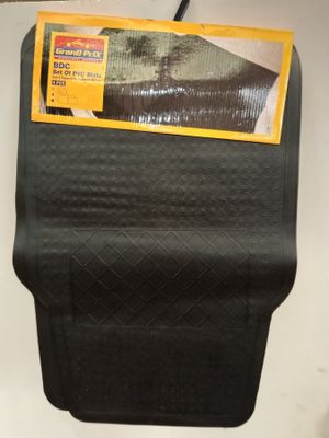 le dos d'un tapis de voiture noir sur lequel est collé un autocollant jaune