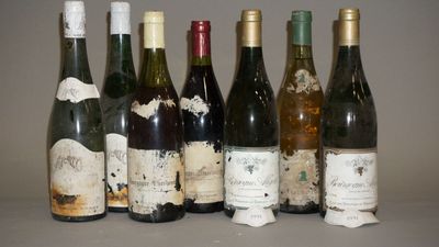 plusieurs bouteilles de vin sont alignées sur une table