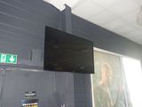 un téléviseur accroché au mur dans une pièce
