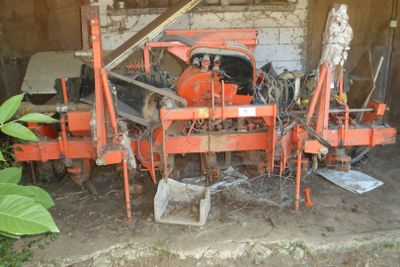 un tracteur garé à côté d'un bâtiment