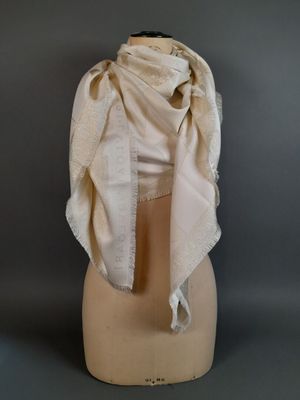 une photo d'une écharpe blanche sur une tête de mannequin